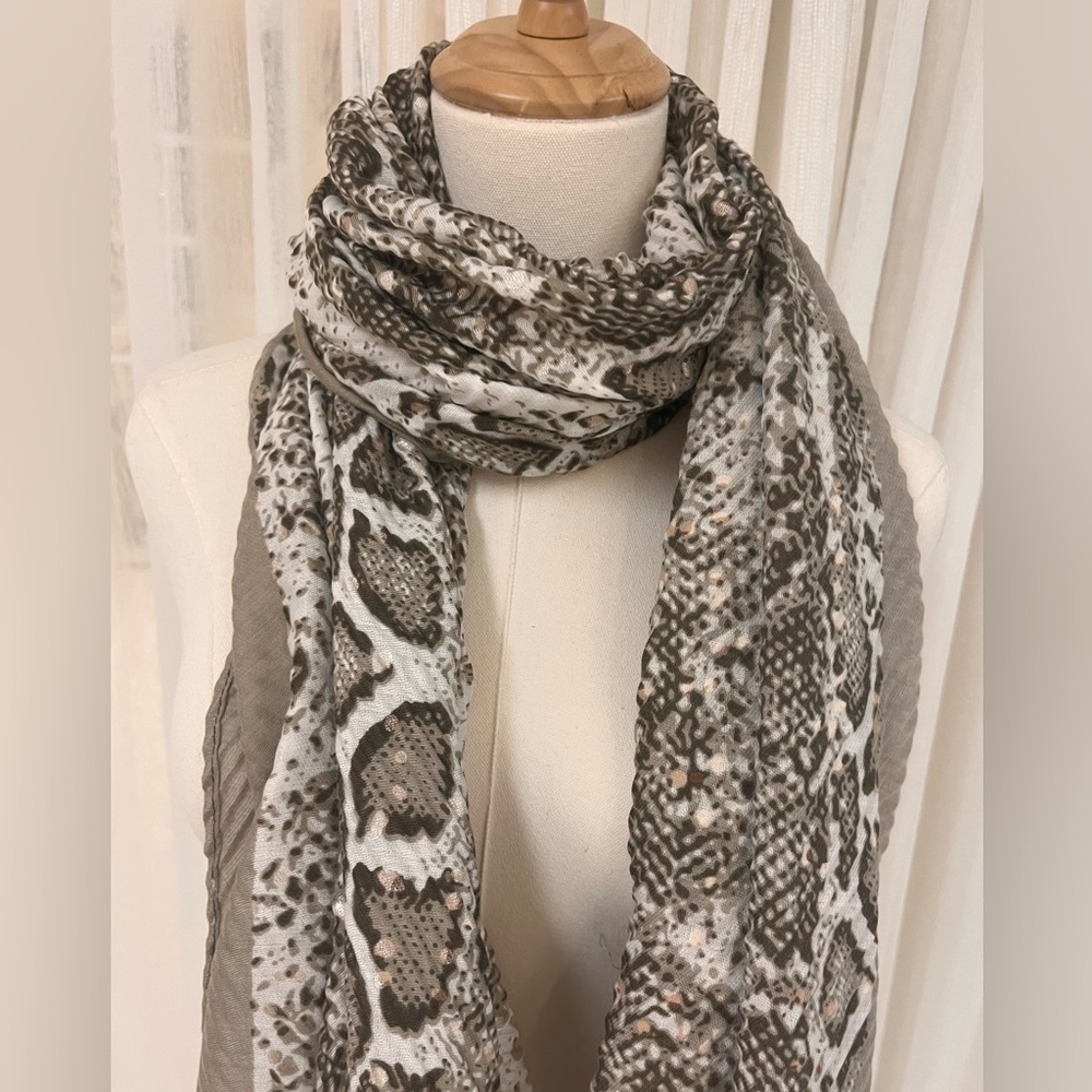 pashmina women’s leopard/cream color
Size 34“x 68“NWT